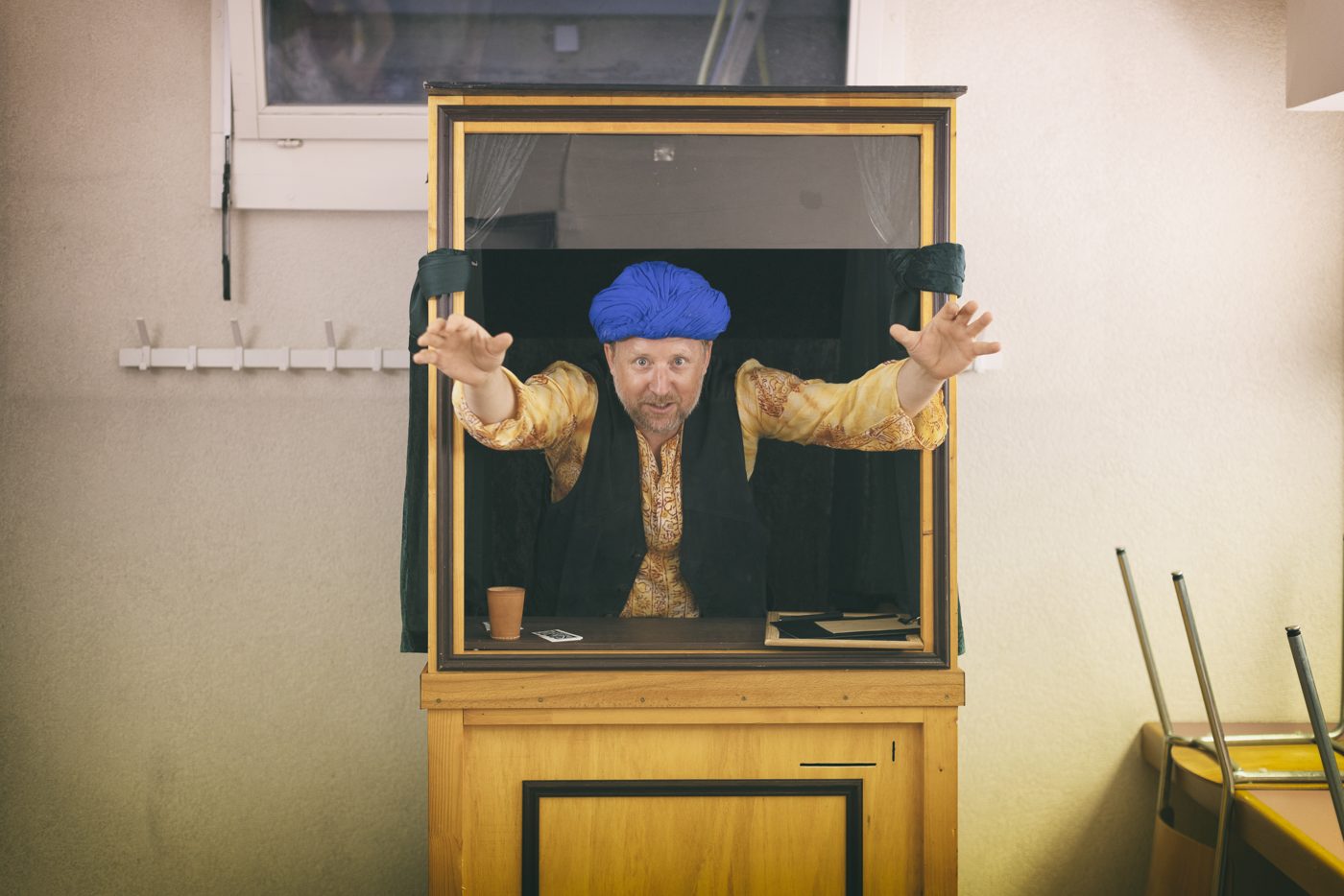 Zacktar, le lecteur de pensées : Zack Alder, mentaliste, dans sa cabine, les bras ouverts
