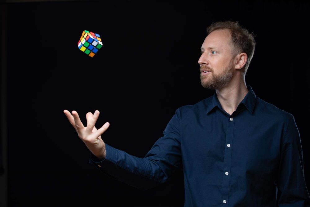 Zack Alder, mentaliste, avec un Rubik's cube en lévitation